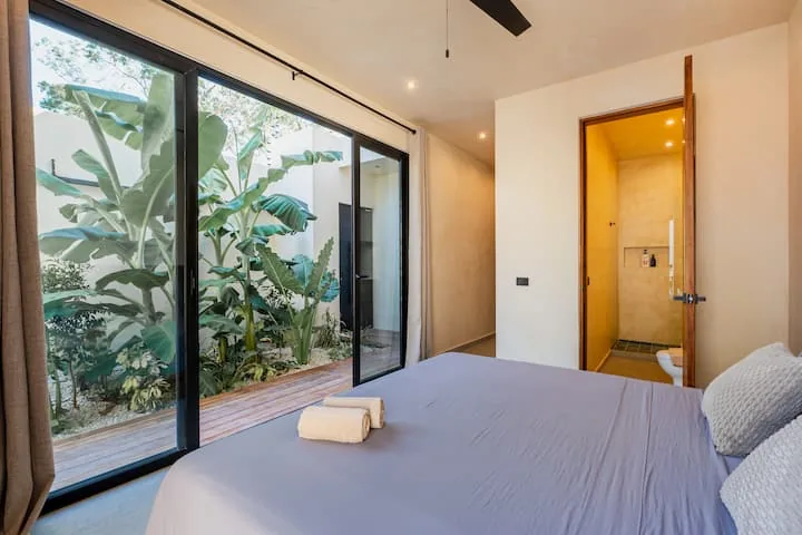 Terraza de alberca Casa Dalida con camastros y área de estar integrada